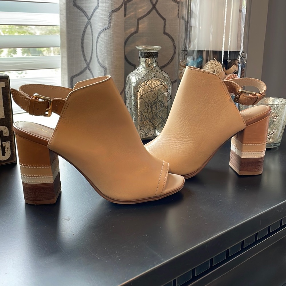 Aldo peep toe block heel sandal beige size 6